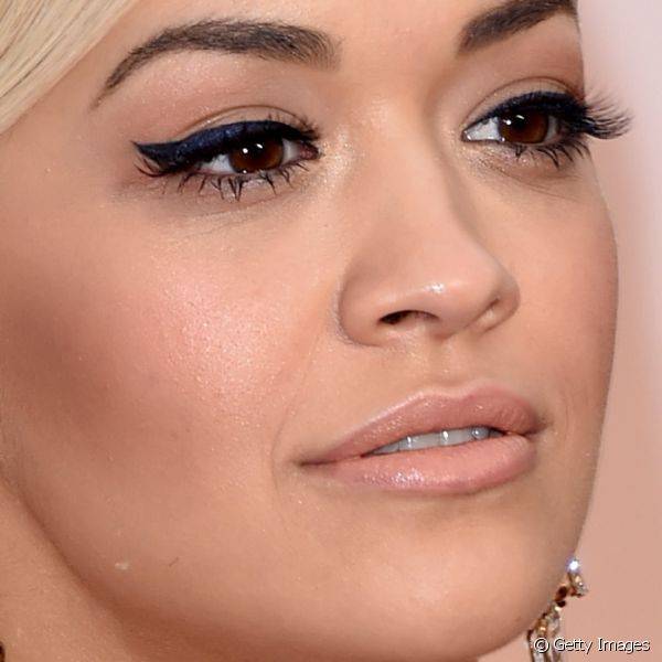 Rita Ora destacou os olhos com traçado alongado de delineador azul